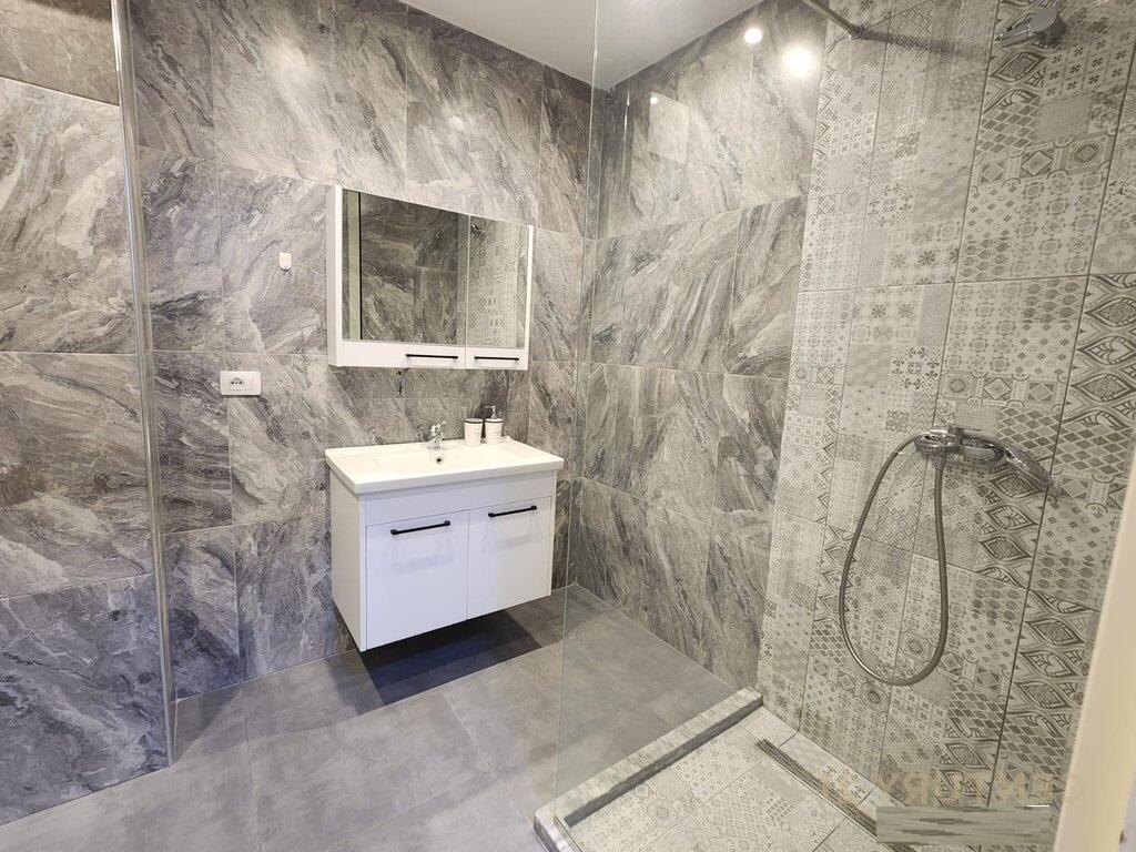 Ofrohet apartament 3+1+2 tualete per qera Kopshti Botanik