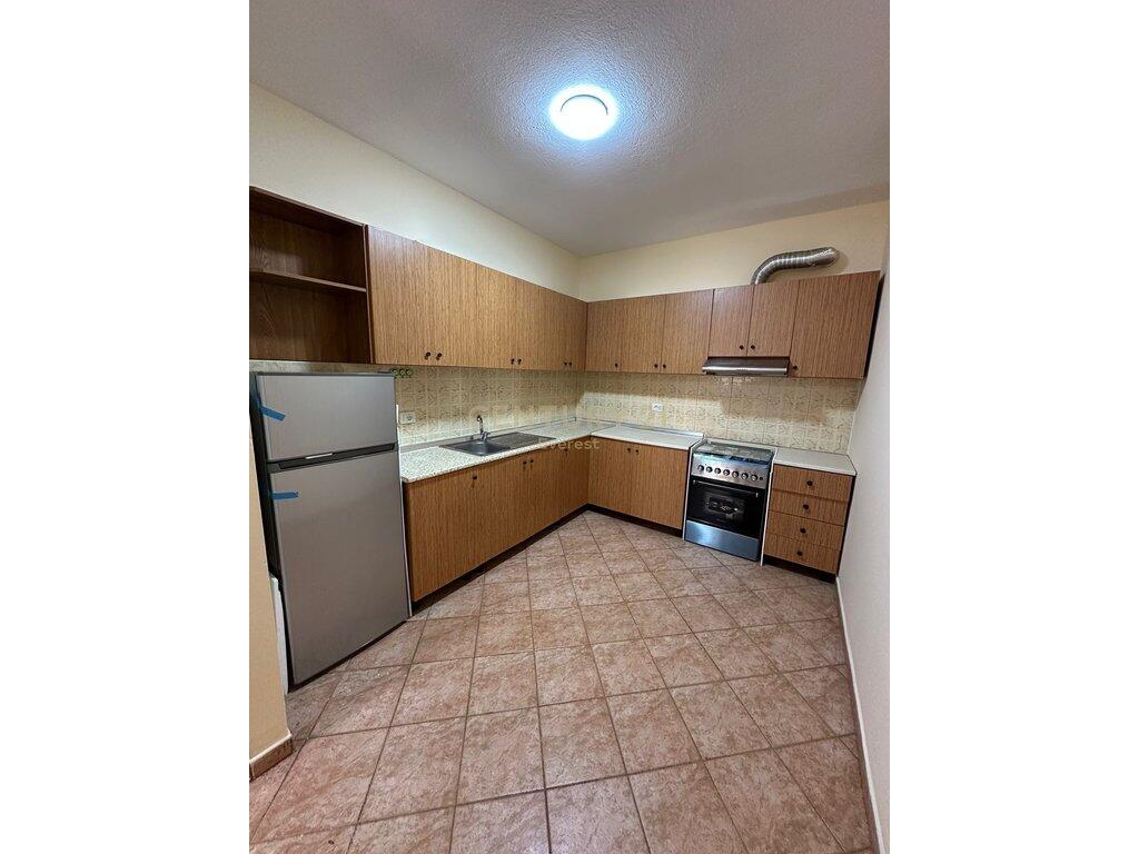 KOMUNA E PARISIT, APARTAMENT ME QIRA PER ZYRA