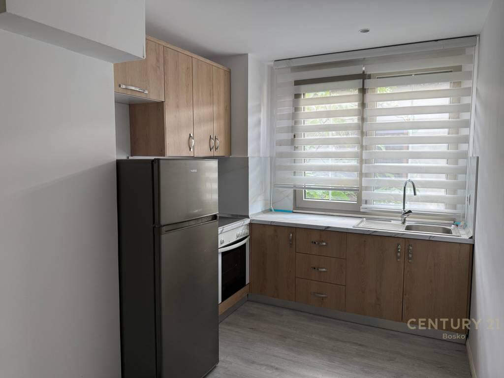 Apartament me qera 1+1 ne Laprake, pas Spitalit Ushtarak. Apartamenti eshte totalisht i mobiluar edhe investuar. Cmimi perfshin 15% e Tatimit. Ju lutem shikoni vendodhjen ne fund te link❗️❗️  Informacion mbi Apartamentin: •Kati i 2 banim ose 3 teknik •Sipërfaqe Bruto: 70M2 •Sipërfaqe Neto : 64M2 •Kubaturë e Rregullt • Ndricim Natyral Organizimi: •Korridor shpërndarës •Sallon i Bollshem •1 Dhoma Gjumi •1 Tualet • Sistem ngrohje ne cdo dhome   Për një vizite në pronë më kontaktoni❗️