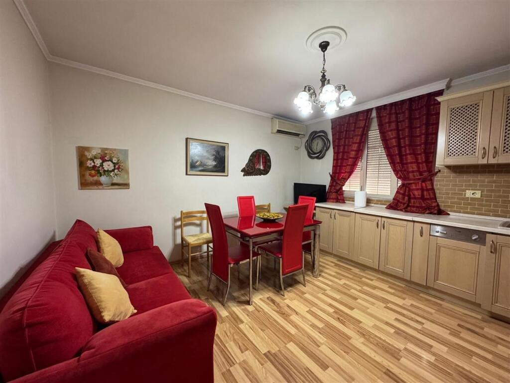 APARTAMENT ME QERA 2+1 RRUGA FORTUZI 63.000LEKE