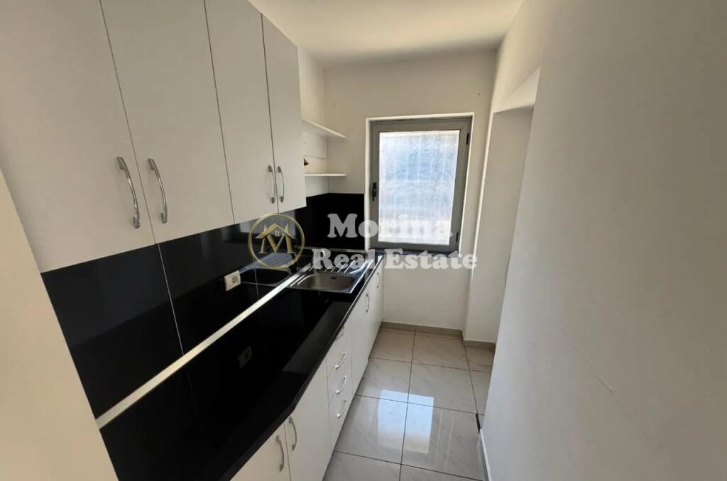 Business Premises for Rent, Mine Peza Street, 800 euros/month