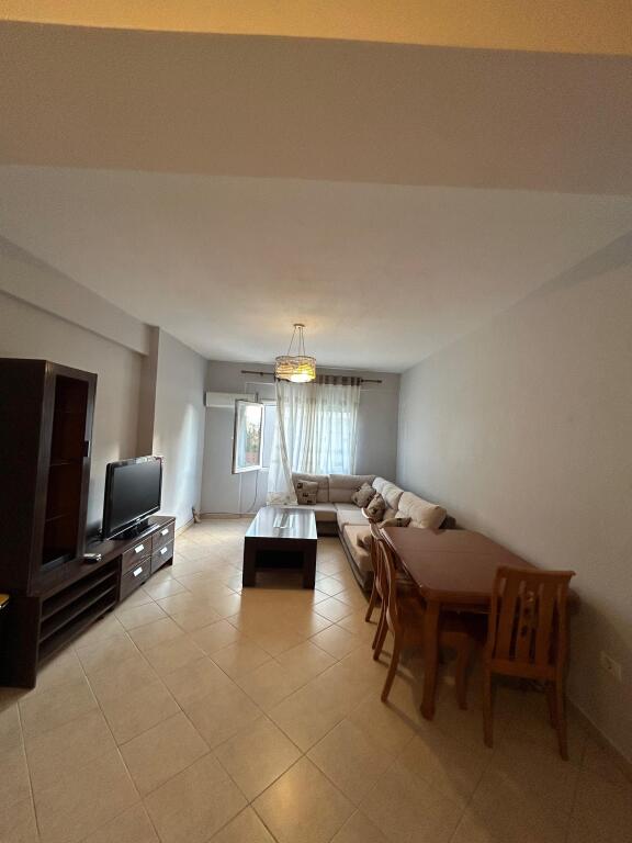 Jepet apartament 2+1+2 tek Komuna e Parisit