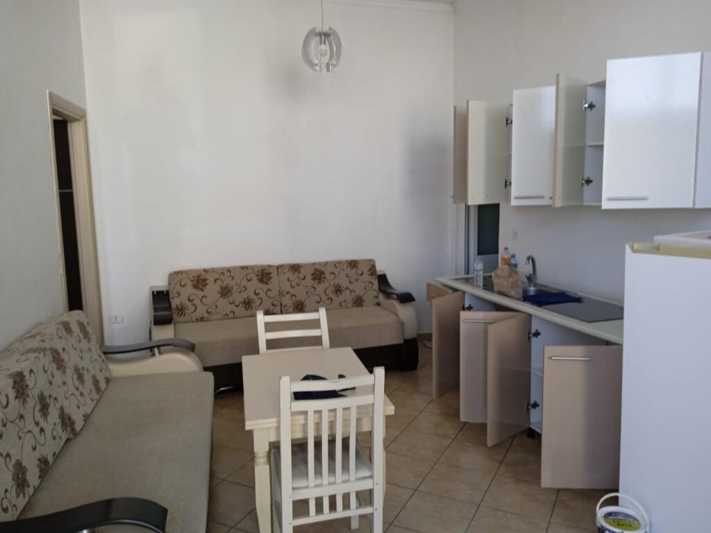 Shtepi me qera tek Kodra e Diellit (260 euro)
