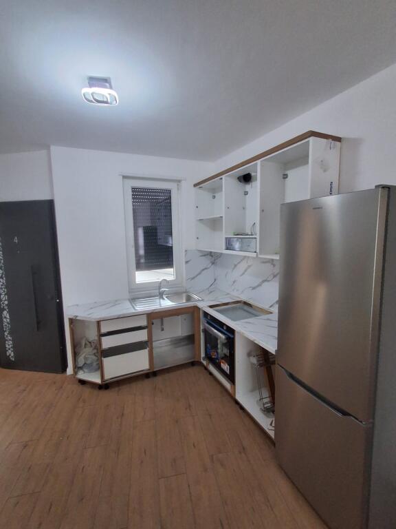 Jepet Apartament me Qera 2+1 Te rr e Dibres ne qender