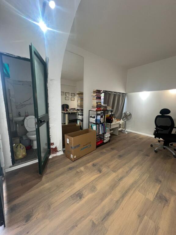 AMBIENT ME QIRA AFER KRISTALIT