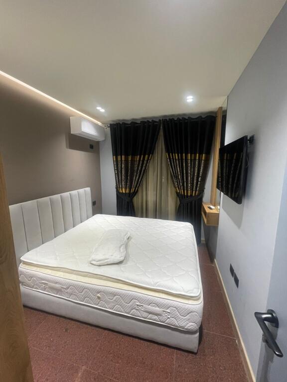 Jepet me qera apartament 1+1,700 euro,në katin e 2-të, ne qender tek Taiwani