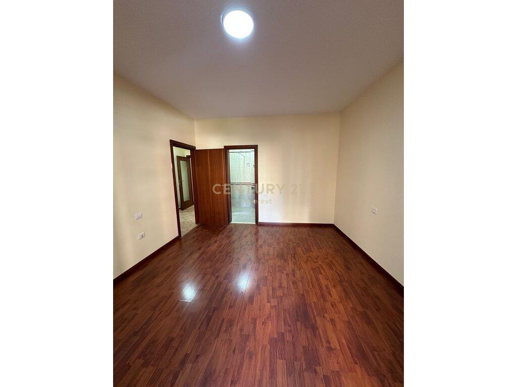 KOMUNA E PARISIT, APARTAMENT ME QIRA PER ZYRA