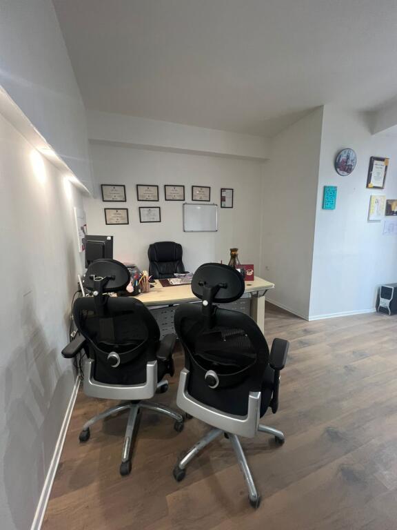 Zyre me Qera, Kristal Center, Komuna e Parisit