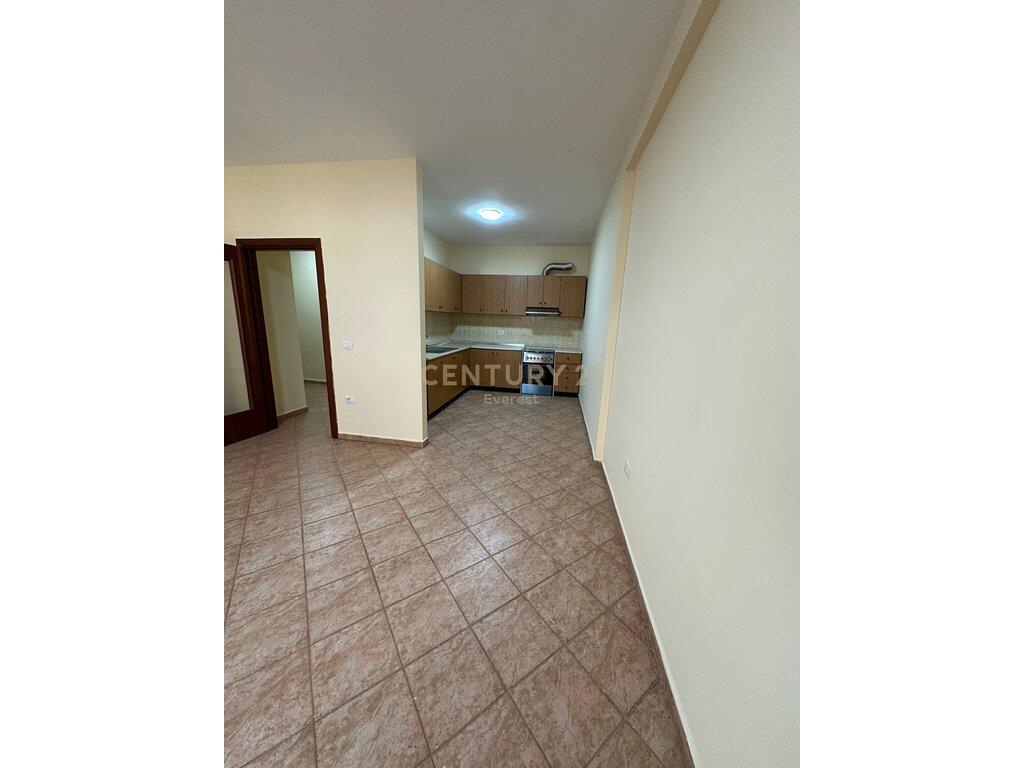 KOMUNA E PARISIT, APARTAMENT ME QIRA PER ZYRA