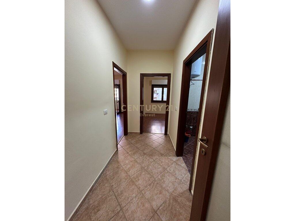 KOMUNA E PARISIT, APARTAMENT ME QIRA PER ZYRA