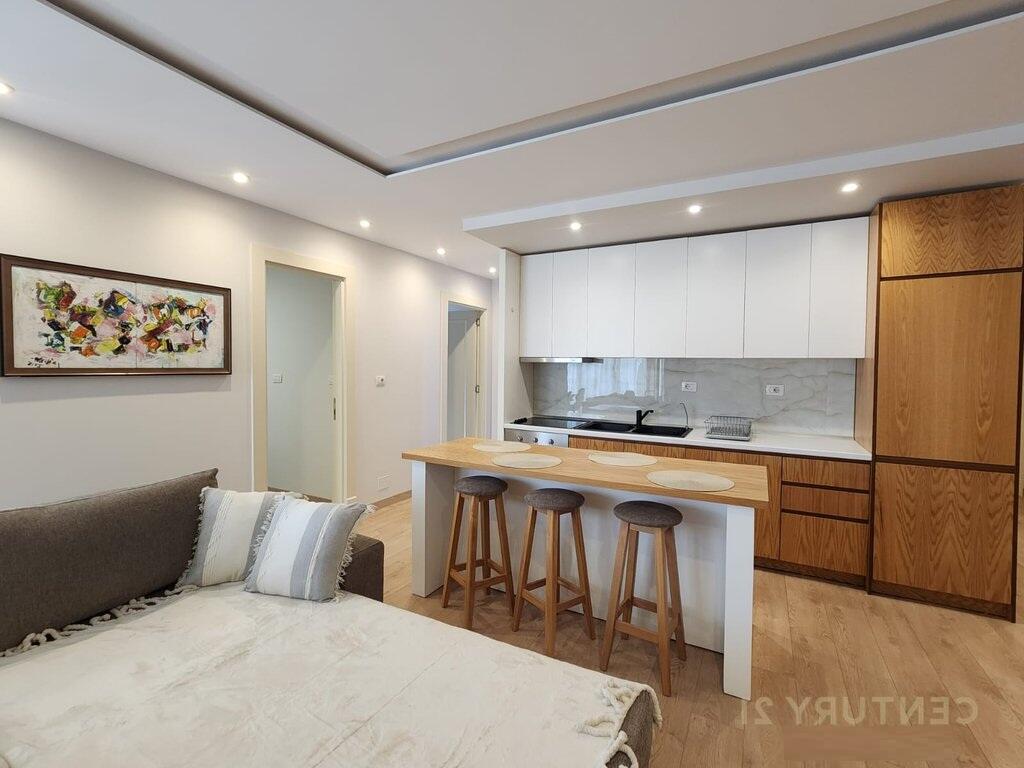 Ofrohet apartament 3+1+2 tualete per qera Kopshti Botanik