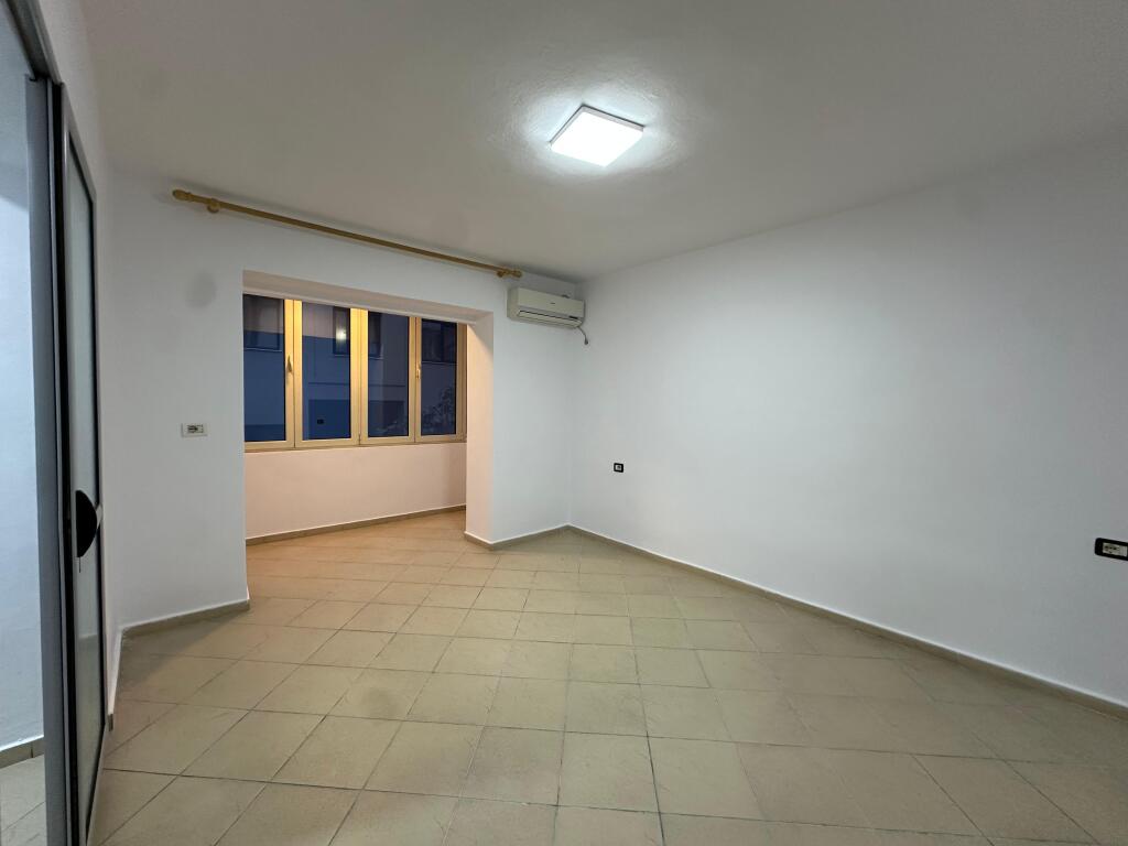 Ambjent per zyra me qira perballe Ministrise se Arsimit!