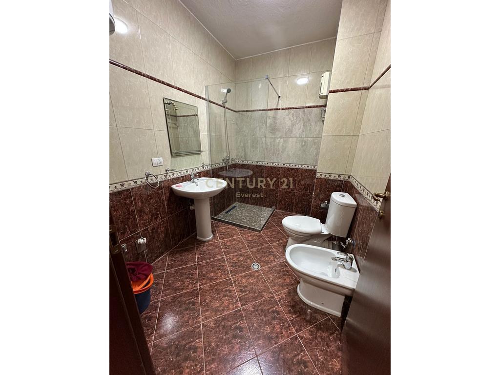KOMUNA E PARISIT, APARTAMENT ME QIRA PER ZYRA