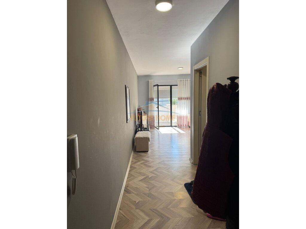 Shitet, Apartament 2+1, Rruga 5 Maji, Tiranë.