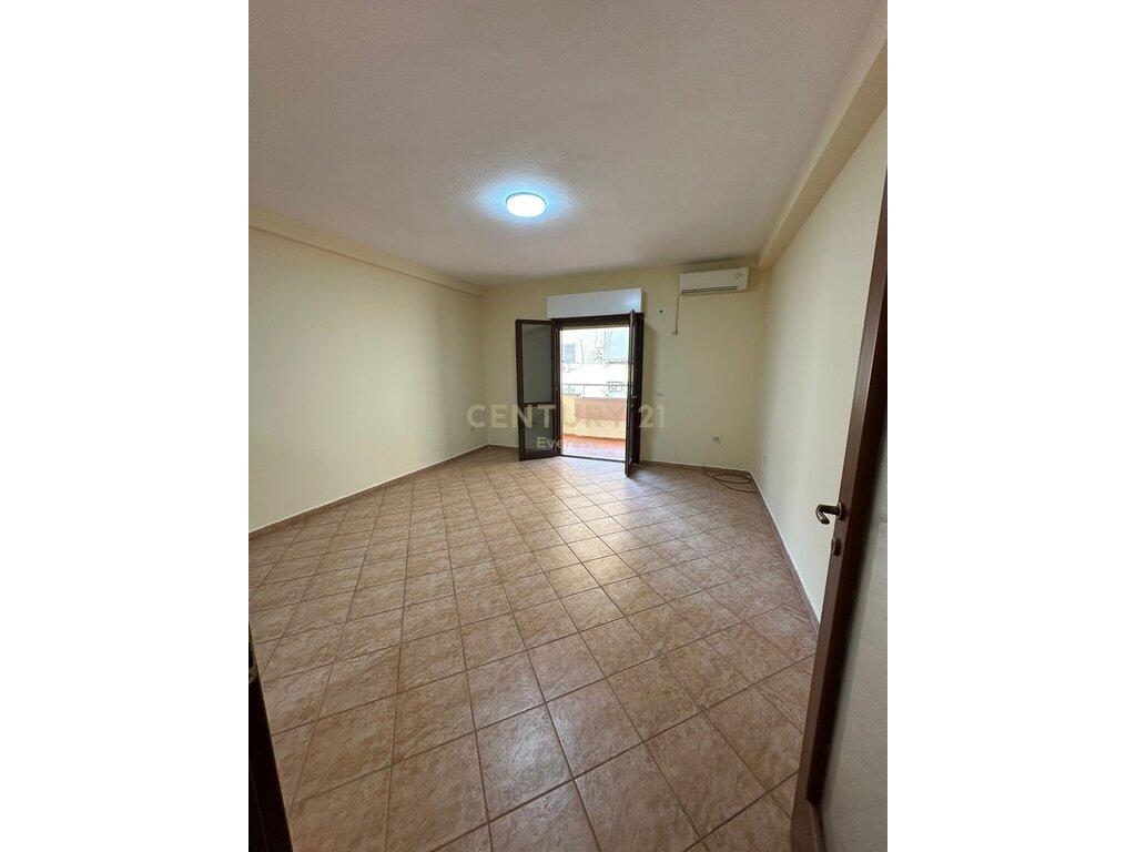 KOMUNA E PARISIT, APARTAMENT ME QIRA PER ZYRA