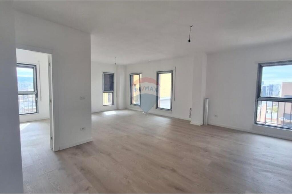 Apartment 3+1+ Veranda near the Red School!