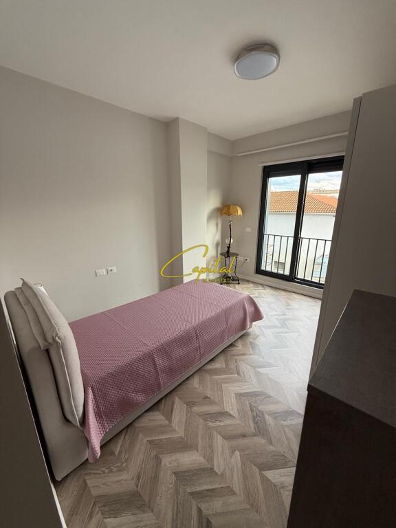 APARTAMENT ME QERA 3+1 PAZARI I RI 900 EURO