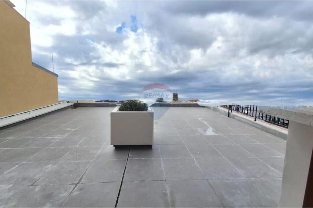 Apartment 3+1+ Veranda near the Red School!
