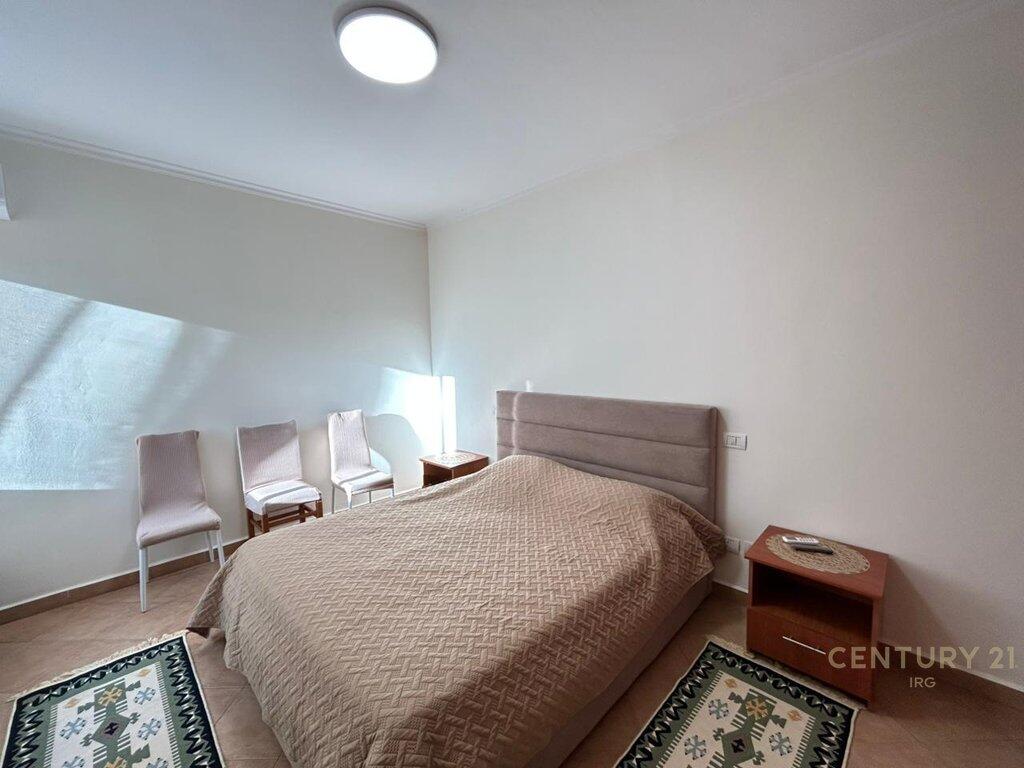 APARTAMENT 2+1+2 ME QERA PRANË RRUGËS SË KAVAJËS.