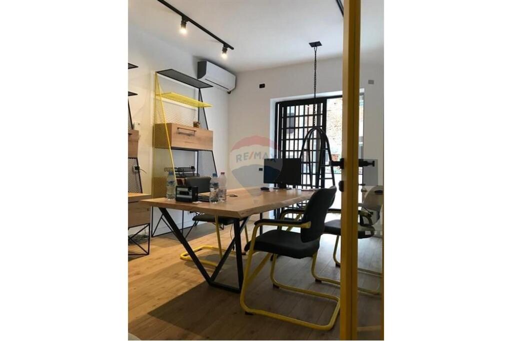 Jepet me qira ambient komercial – Rruga e Durrësit !