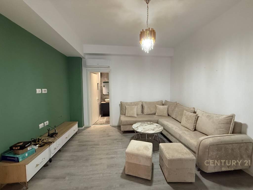 Apartament me qera 1+1 ne Laprake, pas Spitalit Ushtarak. Apartamenti eshte totalisht i mobiluar edhe investuar. Cmimi perfshin 15% e Tatimit. Ju lutem shikoni vendodhjen ne fund te link❗️❗️  Informacion mbi Apartamentin: •Kati i 2 banim ose 3 teknik •Sipërfaqe Bruto: 70M2 •Sipërfaqe Neto : 64M2 •Kubaturë e Rregullt • Ndricim Natyral Organizimi: •Korridor shpërndarës •Sallon i Bollshem •1 Dhoma Gjumi •1 Tualet • Sistem ngrohje ne cdo dhome   Për një vizite në pronë më kontaktoni❗️