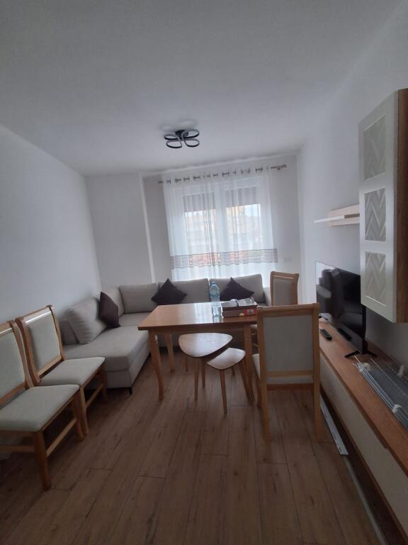 Jepet Apartament me Qera 2+1 Te rr e Dibres ne qender