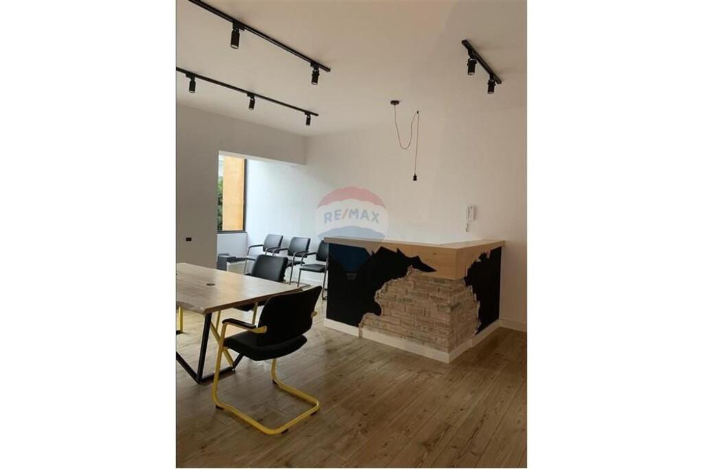 Jepet me qira ambient komercial – Rruga e Durrësit !