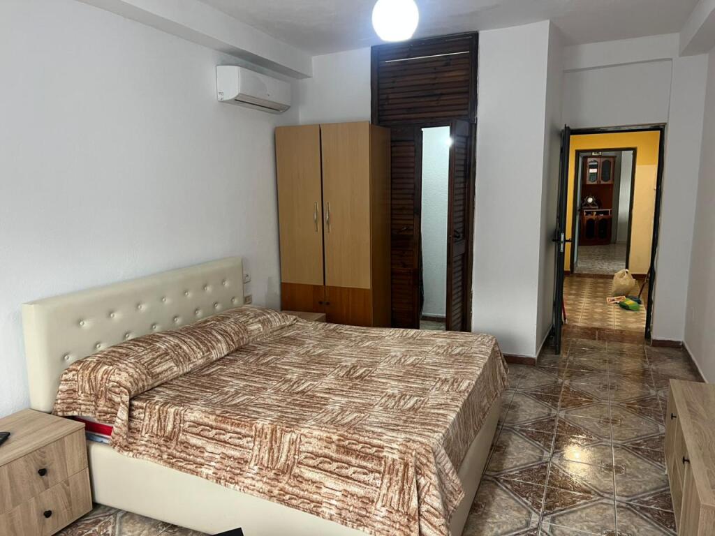 Jepet me qera apartament 2+1+2, Prane Qendres