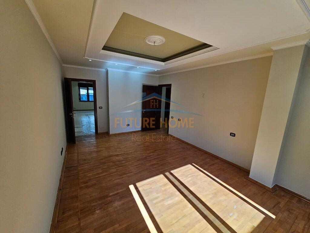 VENDESI APPARTAMENTO 2+1 VICINO AL CAFFÈ ROMA