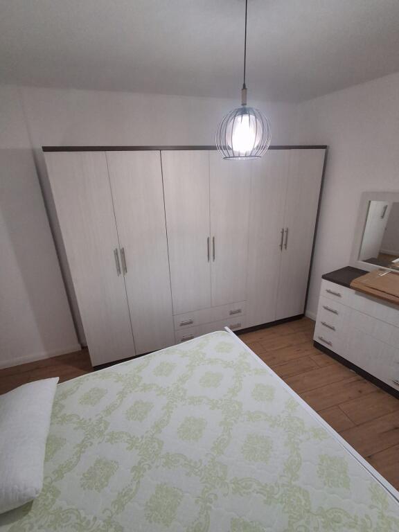 Jepet Apartament me Qera 2+1 Te rr e Dibres ne qender