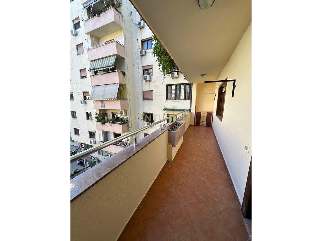 KOMUNA E PARISIT, APARTAMENT ME QIRA PER ZYRA