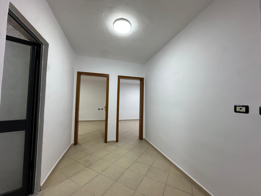 Ambjent per zyra me qira perballe Ministrise se Arsimit!