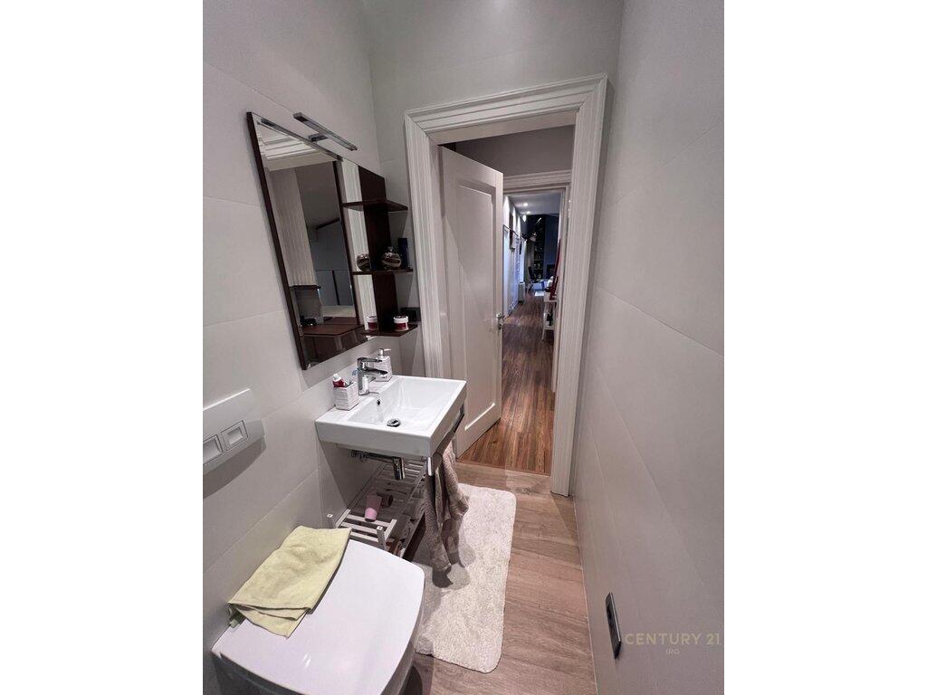 🌇 Luxury Penthouse for Rent near the Ministry of Justice – Center, Tirana