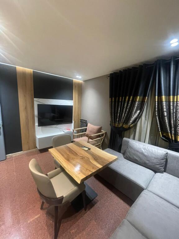 Jepet me qera apartament 1+1,700 euro,në katin e 2-të, ne qender tek Taiwani