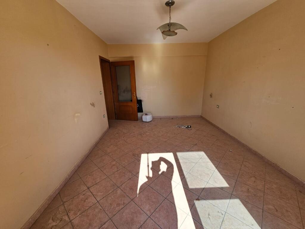 JEPET ME QERA AMBJENT BIZNESI PER QERA PRANE LULISHTES TEK MUZEUMI , DURRES