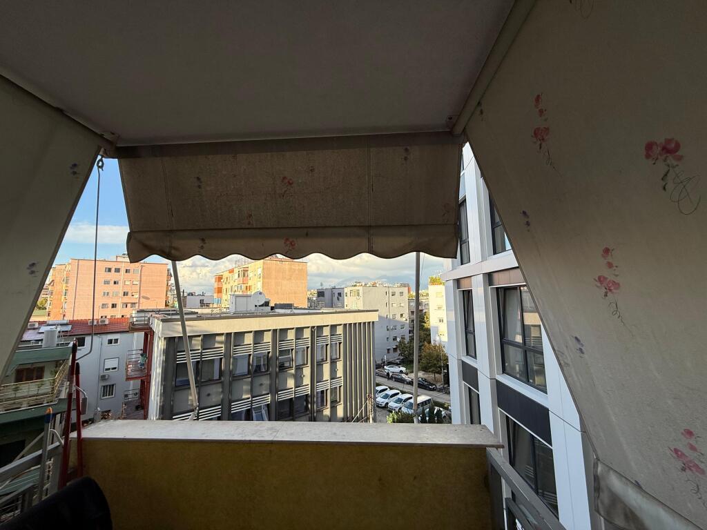 Jepet apartament 2+1+2 tek Komuna e Parisit