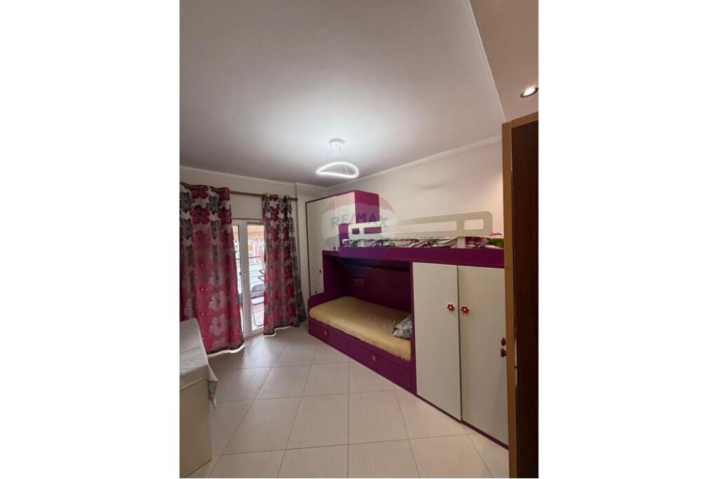 Apartament 2+1+2 me post parkimi për qira në Astir