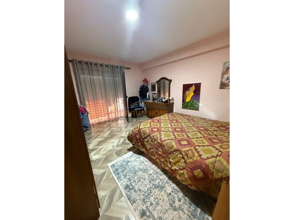 Shitet, Apartament 2+1, Rruga 5 Maji, Tiranë.