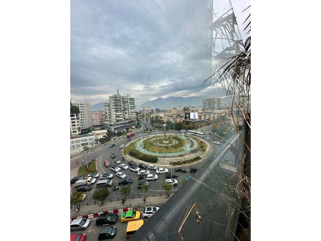 Affittasi appartamento di lusso 1+1 al Ring Center – Tirana
