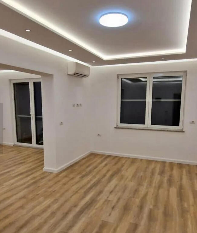 Jepet apartament 120 m2 per biznes ose banim tek kafe flora, qender