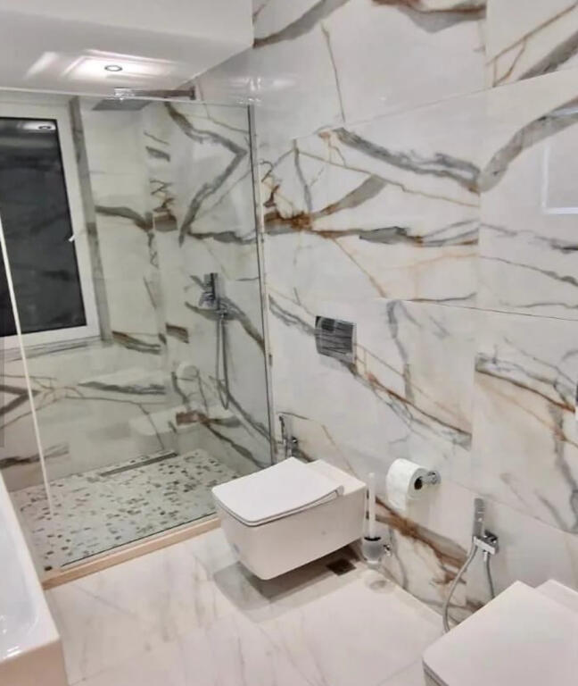 Jepet apartament 120 m2 per biznes ose banim tek kafe flora, qender