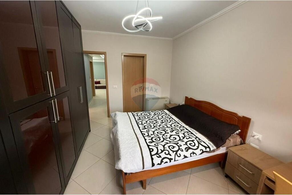 Apartament 2+1+2 me post parkimi për qira në Astir