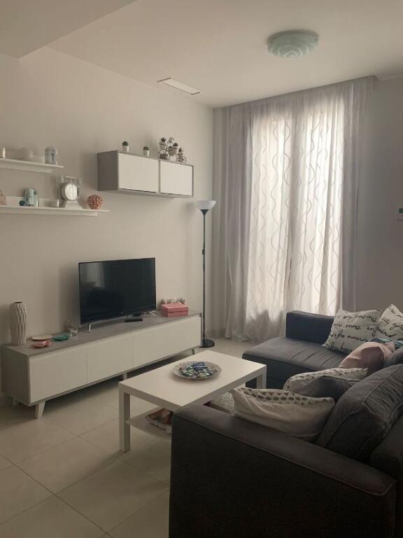 Tre minuta nga Brryli perballe Maternitetit te Ri Jepet me qera apartament 1+1 mobilim shume i mire Pallat i ri me ashensor.