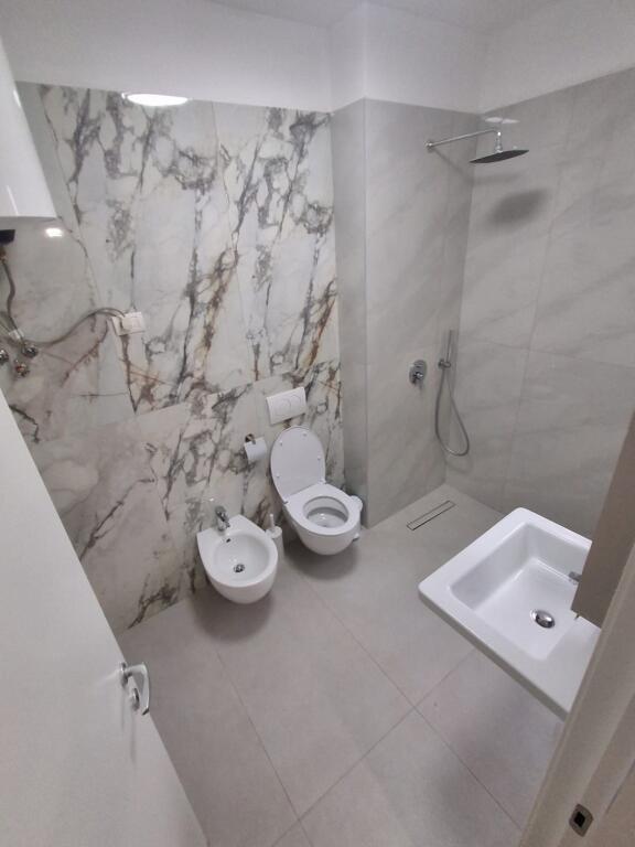 Jepet Apartament me Qera 2+1 Te rr e Dibres ne qender