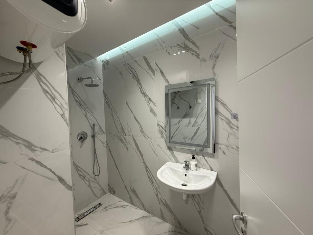 Apartament 2+1+post parkimi me qira!