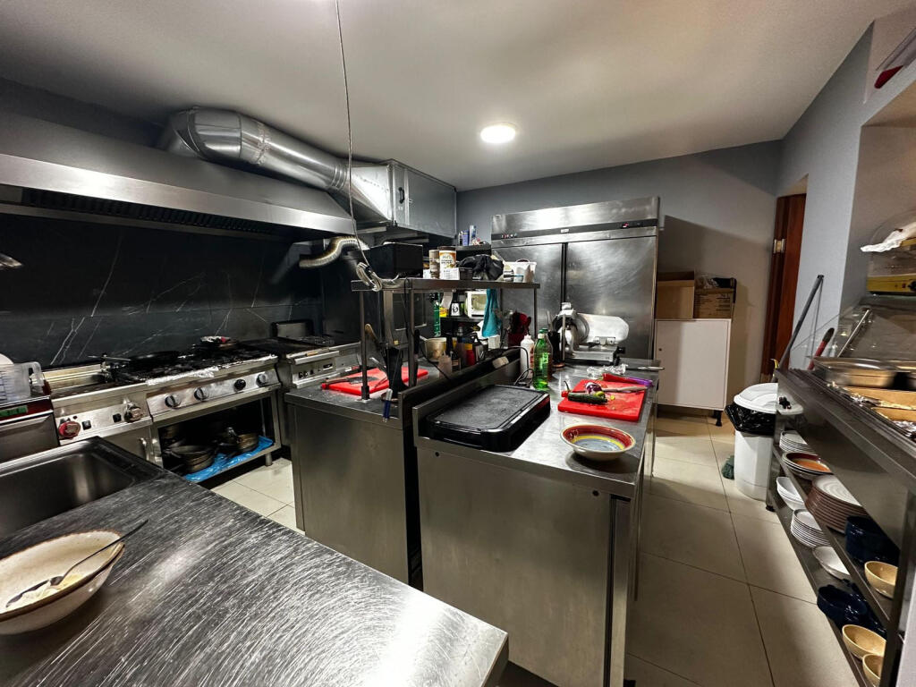 Shitje Biznesi Restorant tek Komuna e Parisit (ID BSHB160) Tirane
