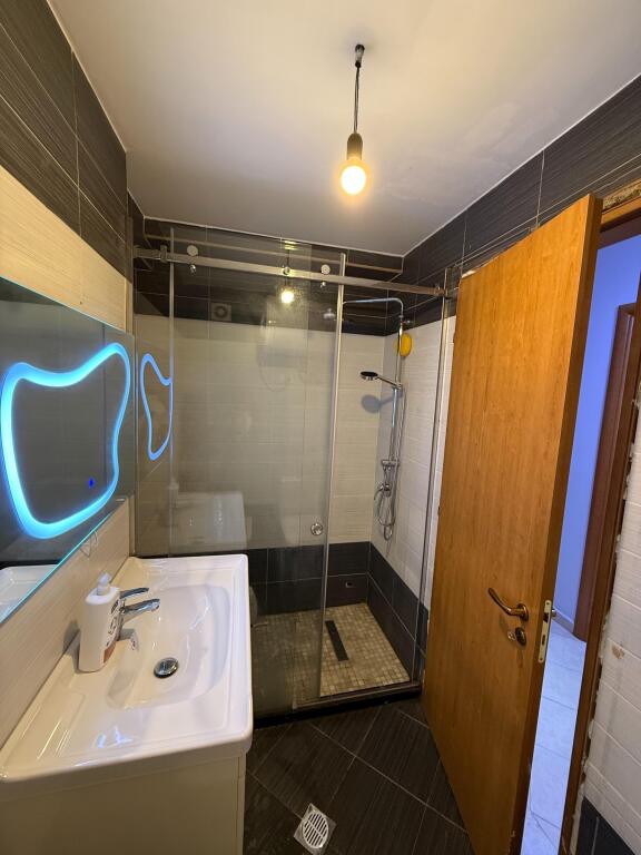 Jepet apartament 2+1+2 tek Komuna e Parisit