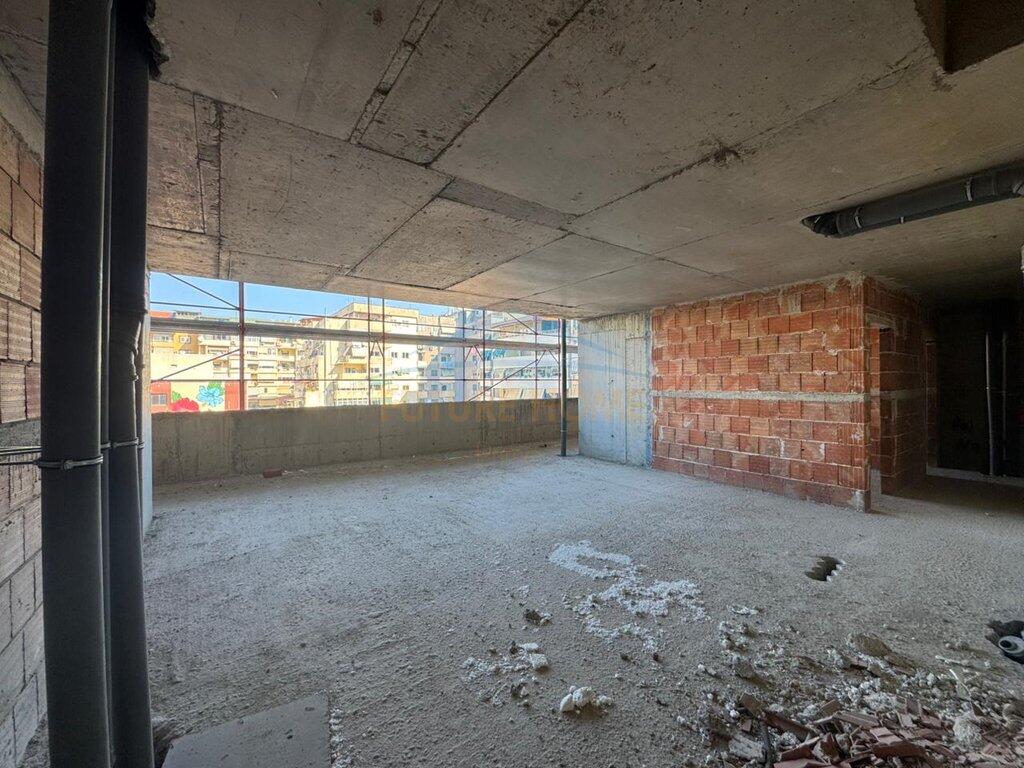 Shitet , Apartament Duplex 4+1 , Komuna Parisit