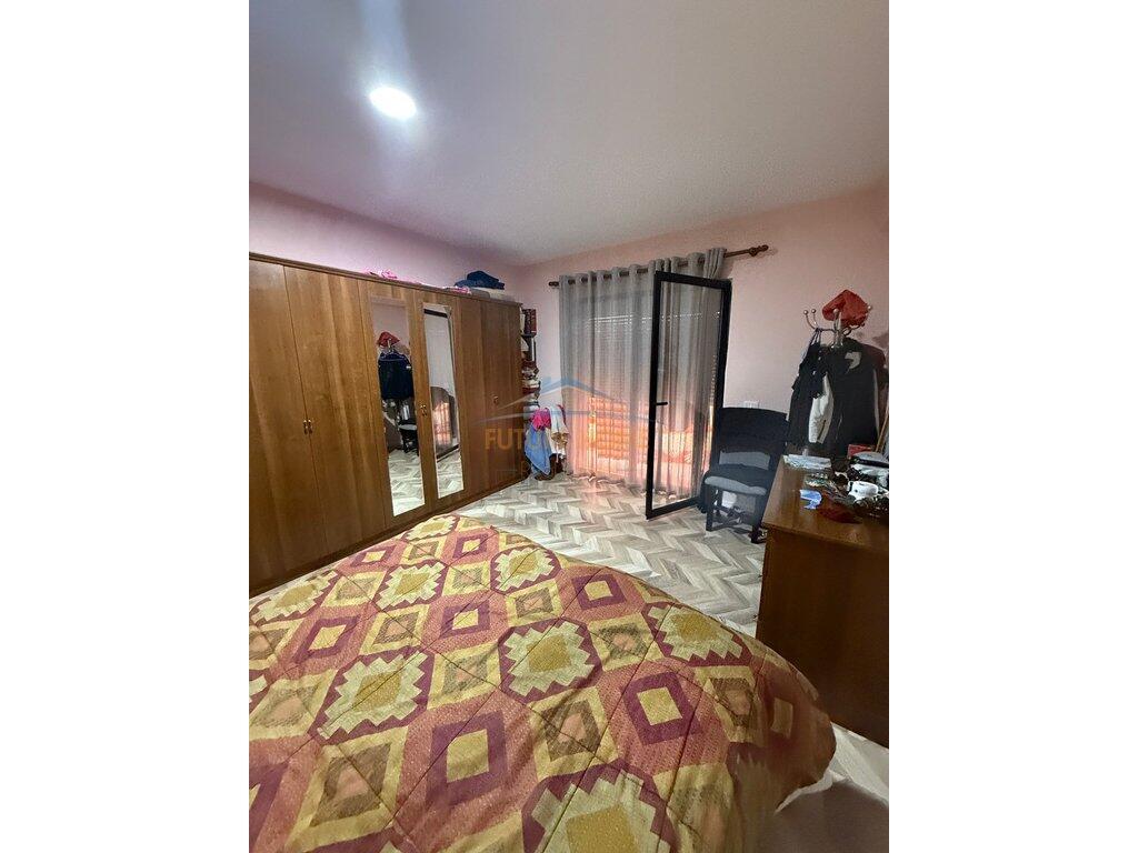 Shitet, Apartament 2+1, Rruga 5 Maji, Tiranë.