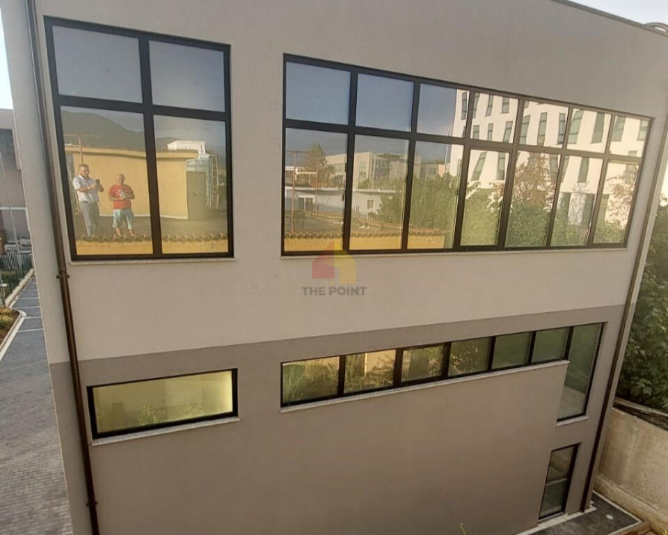 Jepet më qera ambient komercial 360 m2 pranë TEG